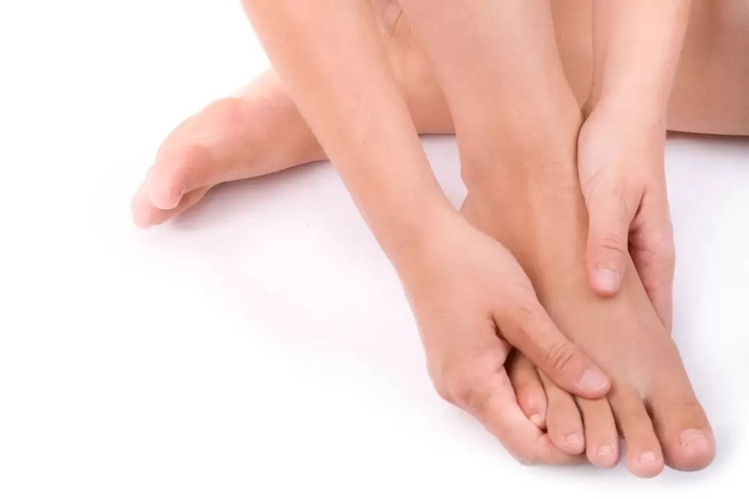 Frotter avec le spray Hondro Sol Valgus contre l'hallux valgus